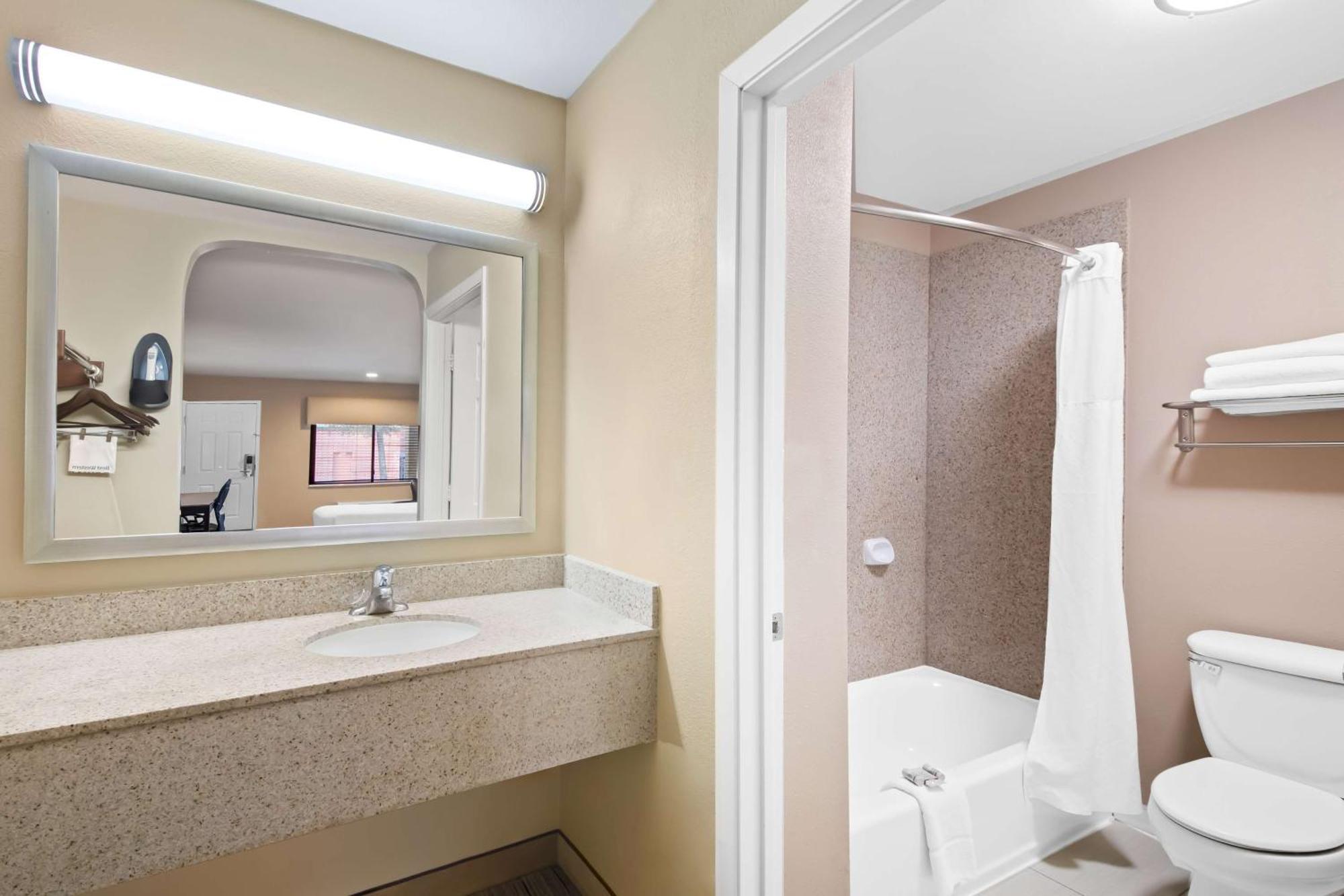 Best Western Cedar Inn Сидър Парк Екстериор снимка