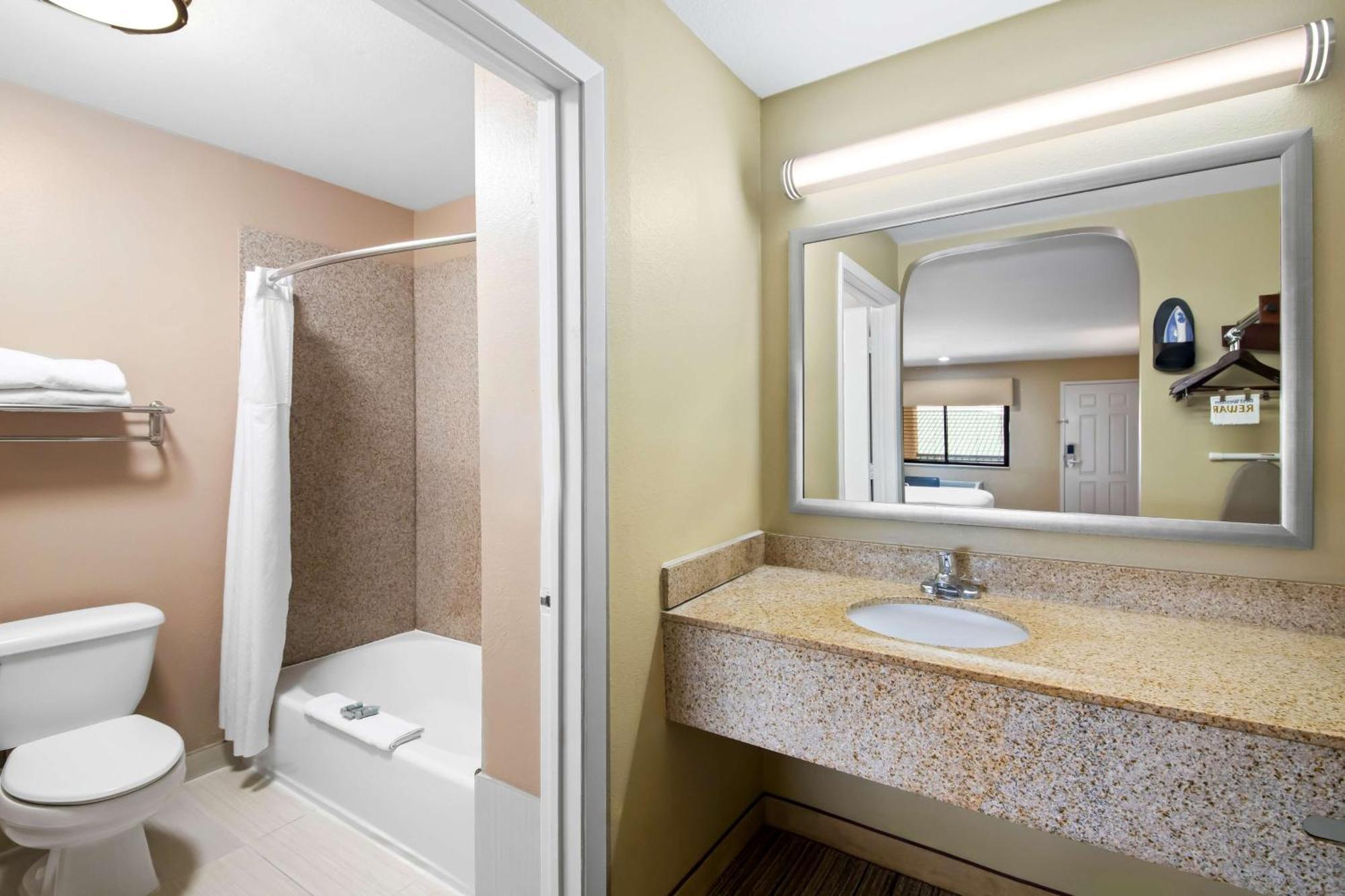 Best Western Cedar Inn Сидър Парк Екстериор снимка